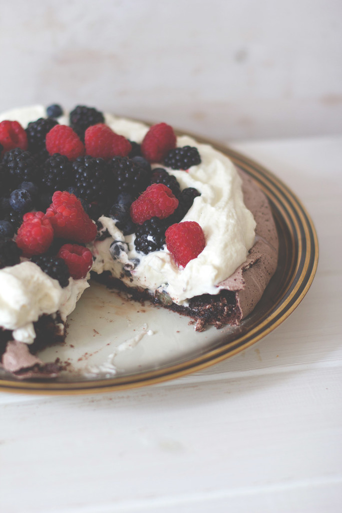 Schoko-Pavlova (Baiser mit Schokolade und Kakao) mit Schlagsahne und Sommerbeeren: Himbeeren, Brombeeren und Blaubeeren Schoko-Pavlova (Baiser mit Schokolade und Kakao) mit Schlagsahne und Sommerbeeren: Himbeeren, Brombeeren und Blaubeeren