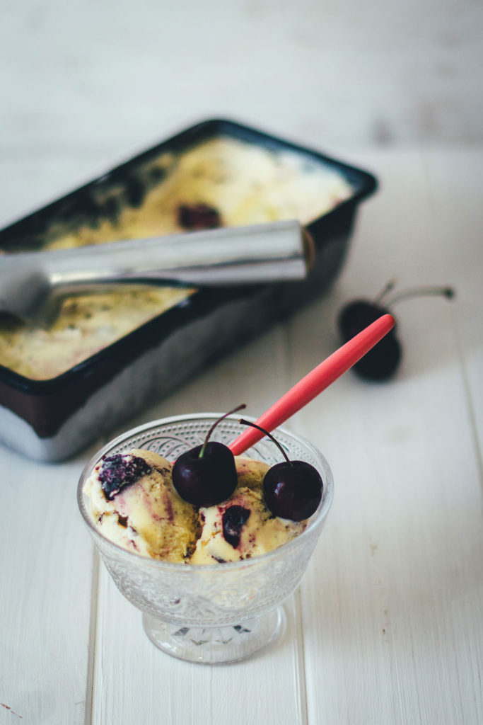Sahniges Vanille-Kirscheis mit Schokostückchen - moey&amp;#39;s kitchen foodblog