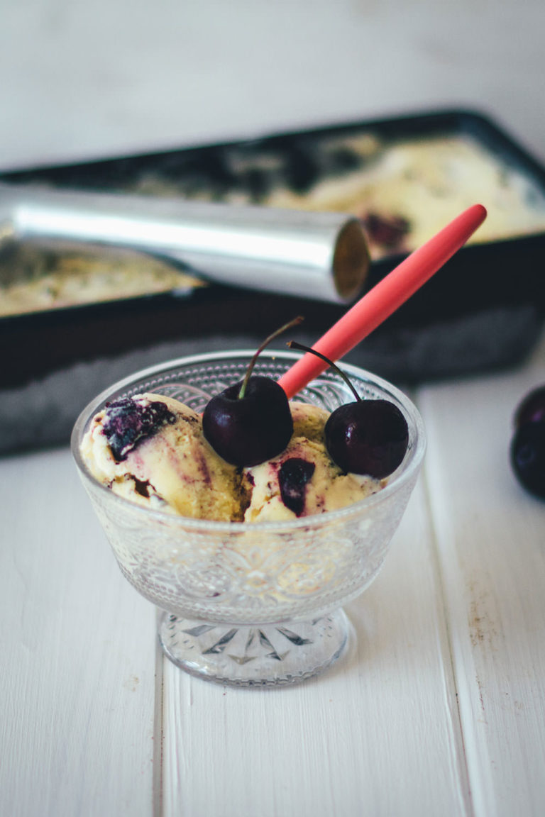 Sahniges Vanille-Kirscheis mit Schokostückchen - moey&amp;#39;s kitchen foodblog