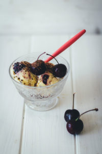 Rezept für sahniges Vanille-Kirscheis mit frischen Kirschen und Schokolade | moeyskitchen.com #kirscheis #eis #eiscreme #kirschen #icecream #foodblogger #rezepte