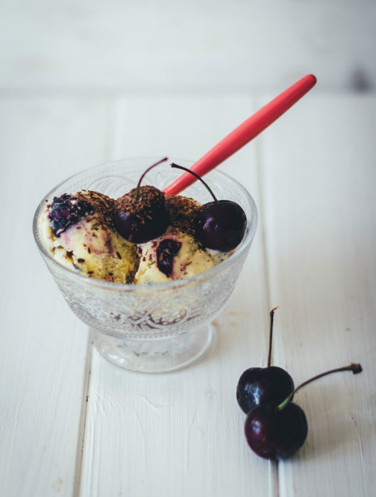 Rezept für sahniges Vanille-Kirscheis mit frischen Kirschen und Schokolade | moeyskitchen.com #kirscheis #eis #eiscreme #kirschen #icecream #foodblogger #rezepte