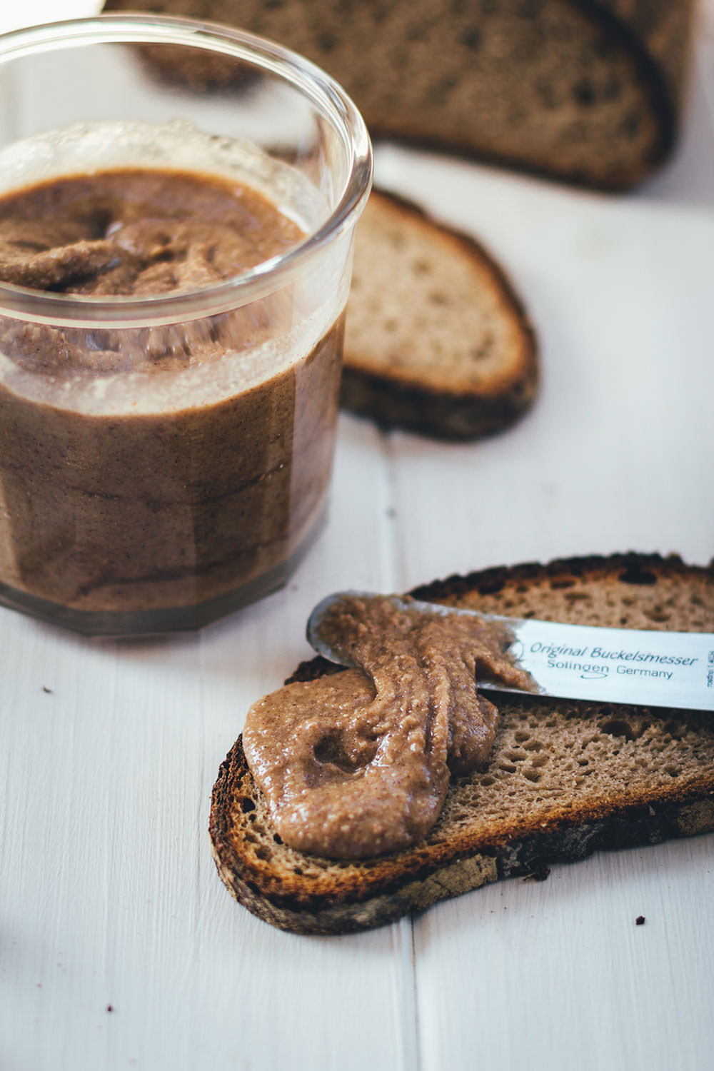 Rezept für selbst gebrannte Pekannusscreme aus gebrannten Pekannüssen | Pekannuss-Creme aufs Brot, auf Waffeln, Pfannkuchen oder Eis | moeyskitchen.com #rezepte #foodblogger #pekannuss #pecans #nusscreme #brotaufstrich #pekannusscreme #creme #selbstgemacht #homemade