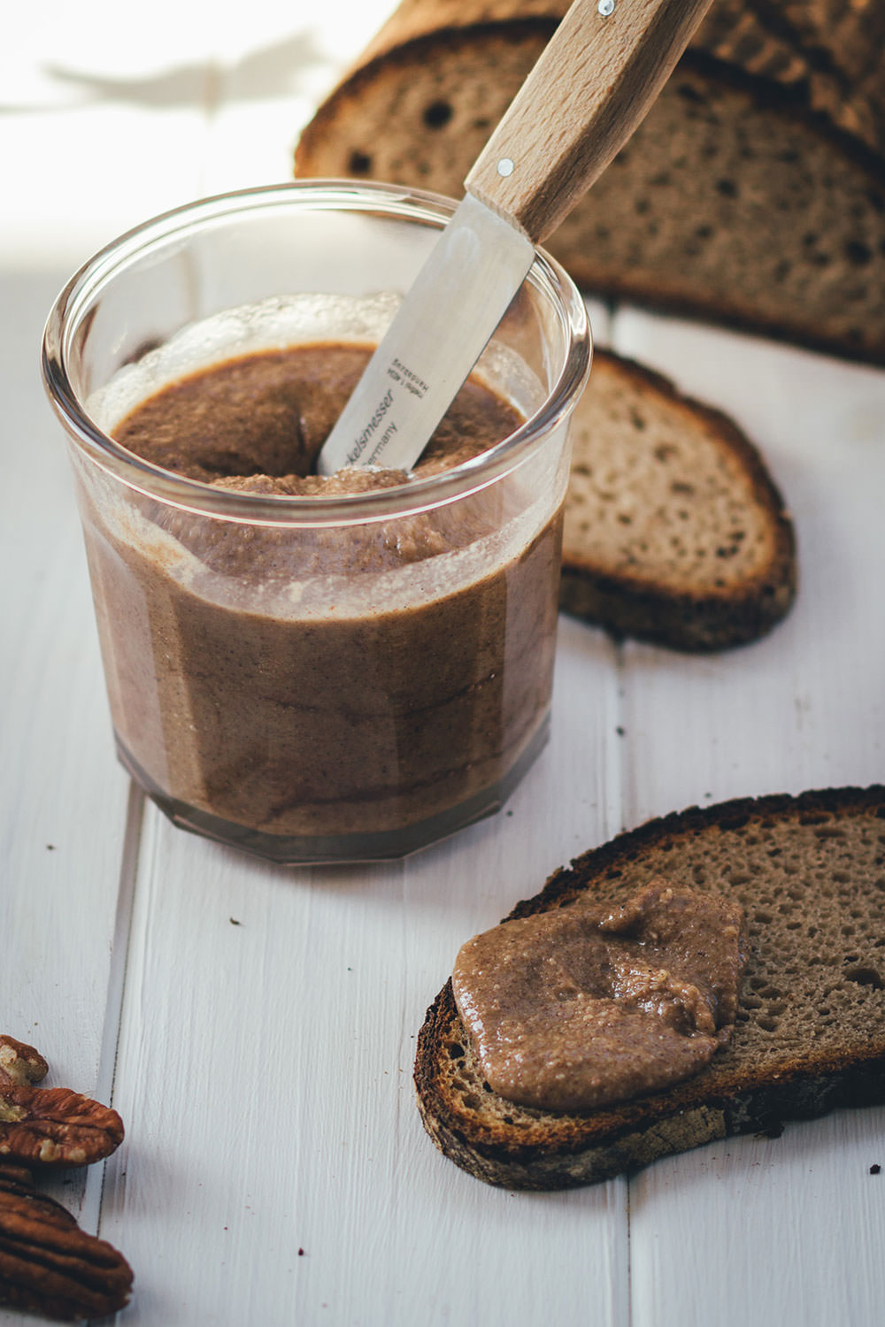 Rezept für selbst gebrannte Pekannusscreme aus gebrannten Pekannüssen | Pekannuss-Creme aufs Brot, auf Waffeln, Pfannkuchen oder Eis | moeyskitchen.com #rezepte #foodblogger #pekannuss #pecans #nusscreme #brotaufstrich #pekannusscreme #creme #selbstgemacht #homemade