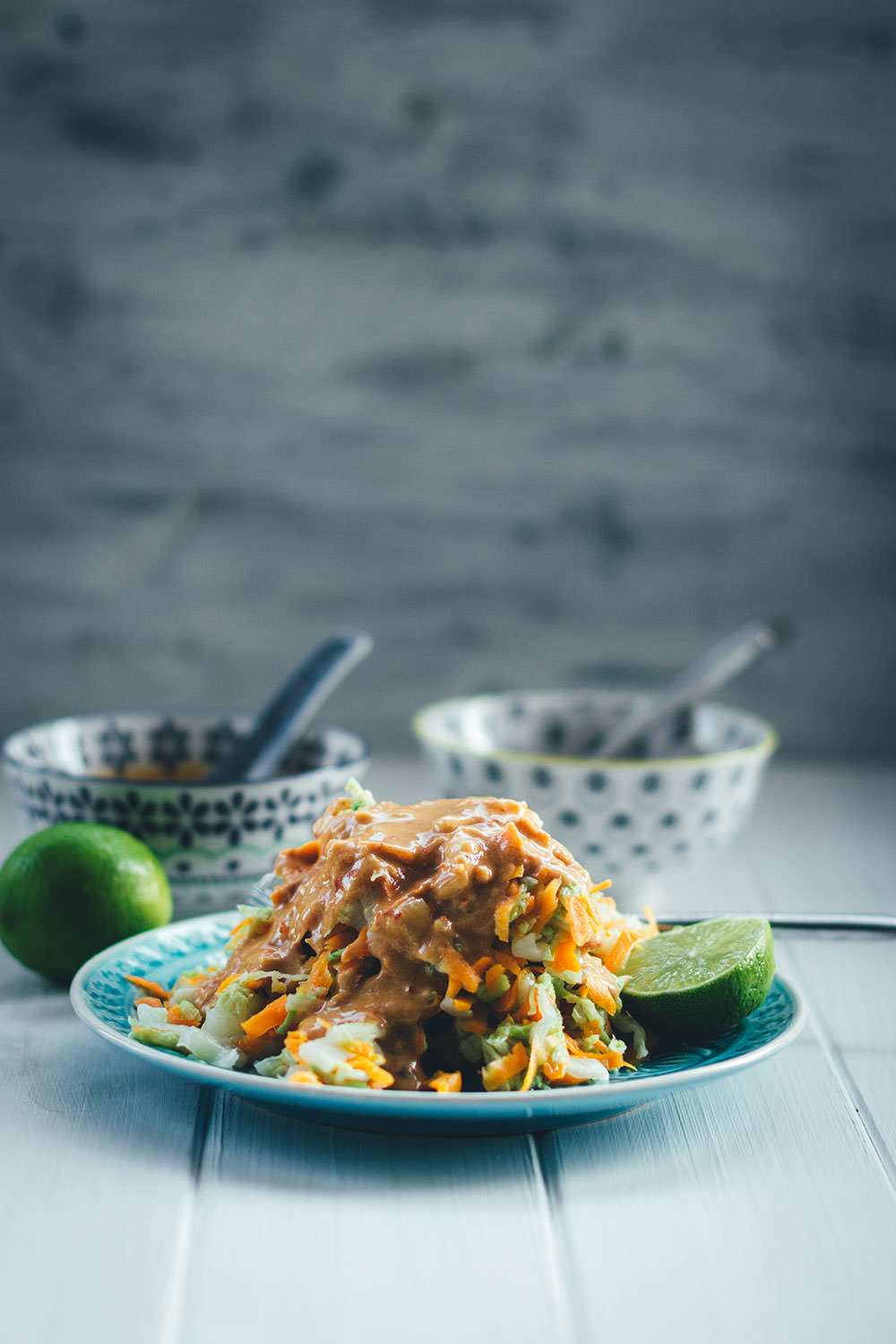 Rezept aus der südostasiatischen Küche: Indonesischer Kohlsalat mit spicy Erdnusssauce und selbst gemachtem Sambal ulek / oelek | moeyskitchen.com #indonesisch #indonesischkochen #kohlsalat #erdnusssauce #sambal #sambalulek #sambaloelek #südostasiatisch #asiatischkochen #rezepte #foodblogger