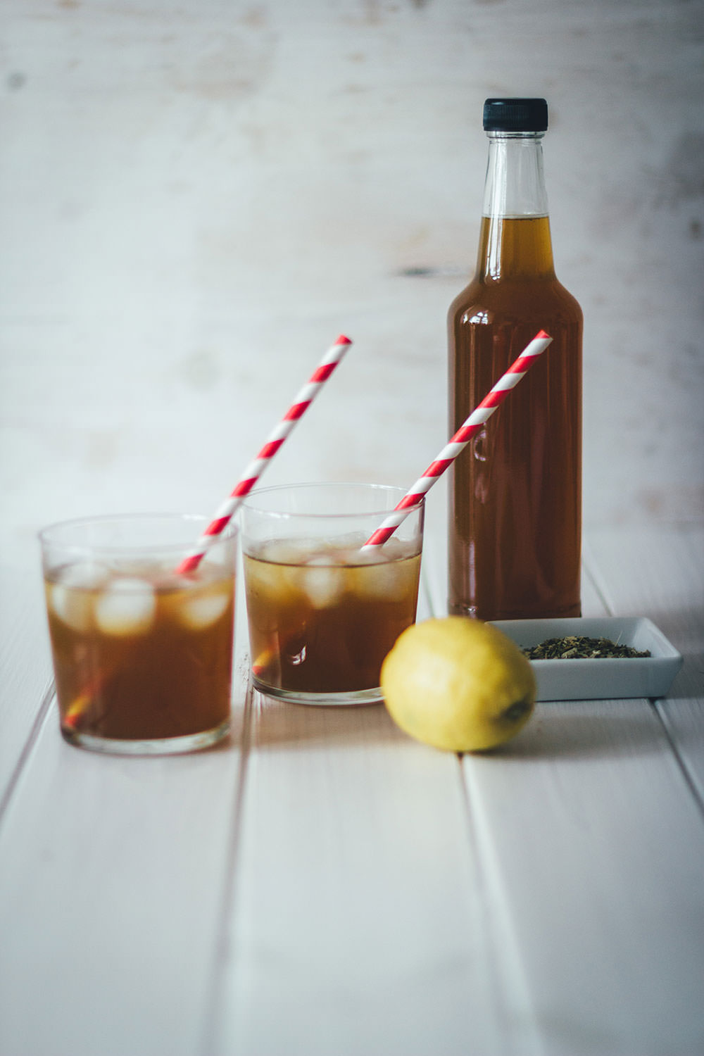 Rezept für Mate Eistee – selbst gemachte Hipterlimo mit Bio-Mate und Vollrohrzucker | moeyskitchen.com #drinks #egtränke #summerdrink #sommergetränk #mate #matetee #eistee #limo #limonade #homemade #foodblogger #rezepte