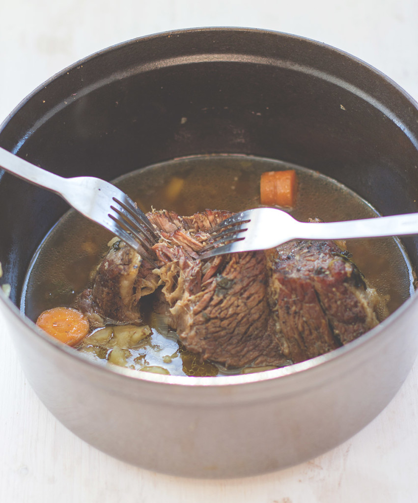 Der Badische Wein präsentiert: Fünf Gänge – ein Genuss <br />Die Vorpseise: Pulled Brisket im Burgerbun, mit Petersilienöl, Karottencreme, Rote-Bete- und Kartoffel-Chips und Meerrettichschmand Der Badische Wein präsentiert: Fünf Gänge – ein Genuss <br />Die Vorpseise: Pulled Brisket im Burgerbun, mit Petersilienöl, Karottencreme, Rote-Bete- und Kartoffel-Chips und Meerrettichschmand