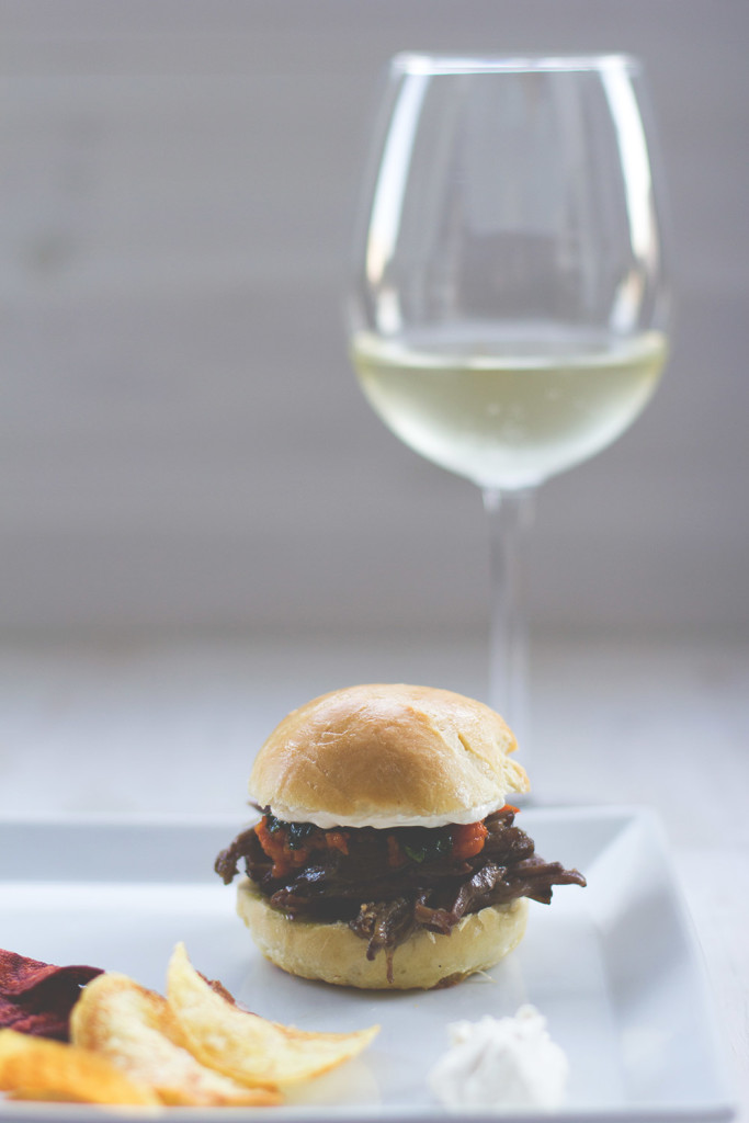 Der Badische Wein präsentiert: Fünf Gänge – ein Genuss <br />Die Vorpseise: Pulled Brisket im Burgerbun, mit Petersilienöl, Karottencreme, Rote-Bete- und Kartoffel-Chips und Meerrettichschmand