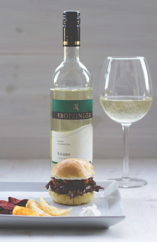 Der Badische Wein präsentiert: Fünf Gänge – ein Genuss <br />Die Vorpseise: Pulled Brisket im Burgerbun, mit Petersilienöl, Karottencreme, Rote-Bete- und Kartoffel-Chips und Meerrettichschmand