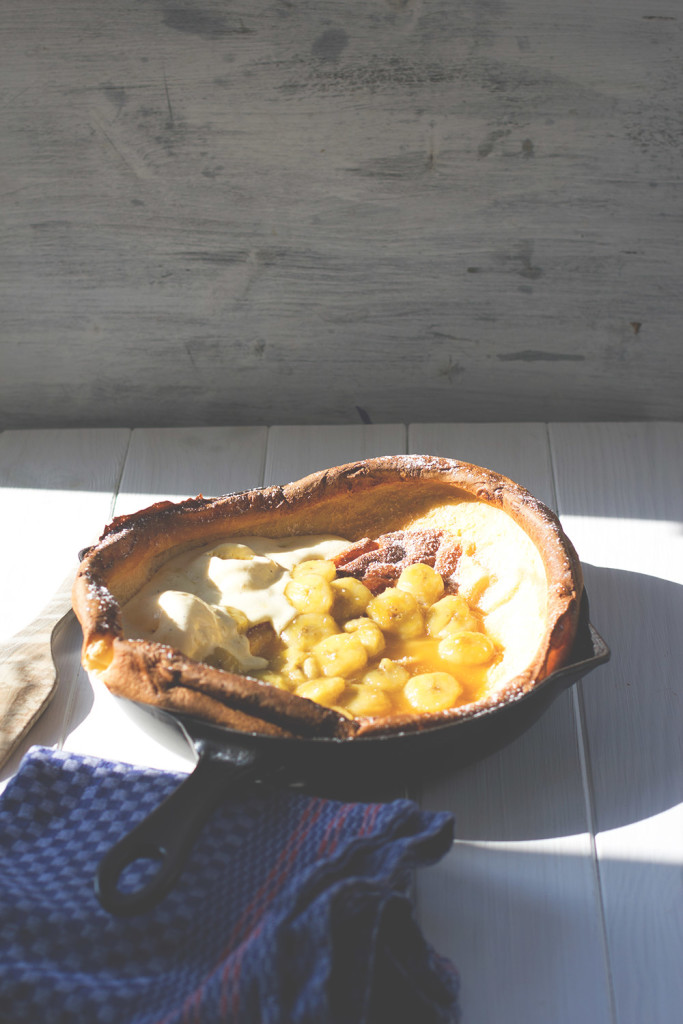 Sonntagsfrühstück deluxe: Dutch Baby Pancakes oder schlicht: Ofenpfannkuchen mit karamellisierter Banane und Vanilleeis Sonntagsfrühstück deluxe: Dutch Baby Pancakes oder schlicht: Ofenpfannkuchen mit karamellisierter Banane und Vanilleeis