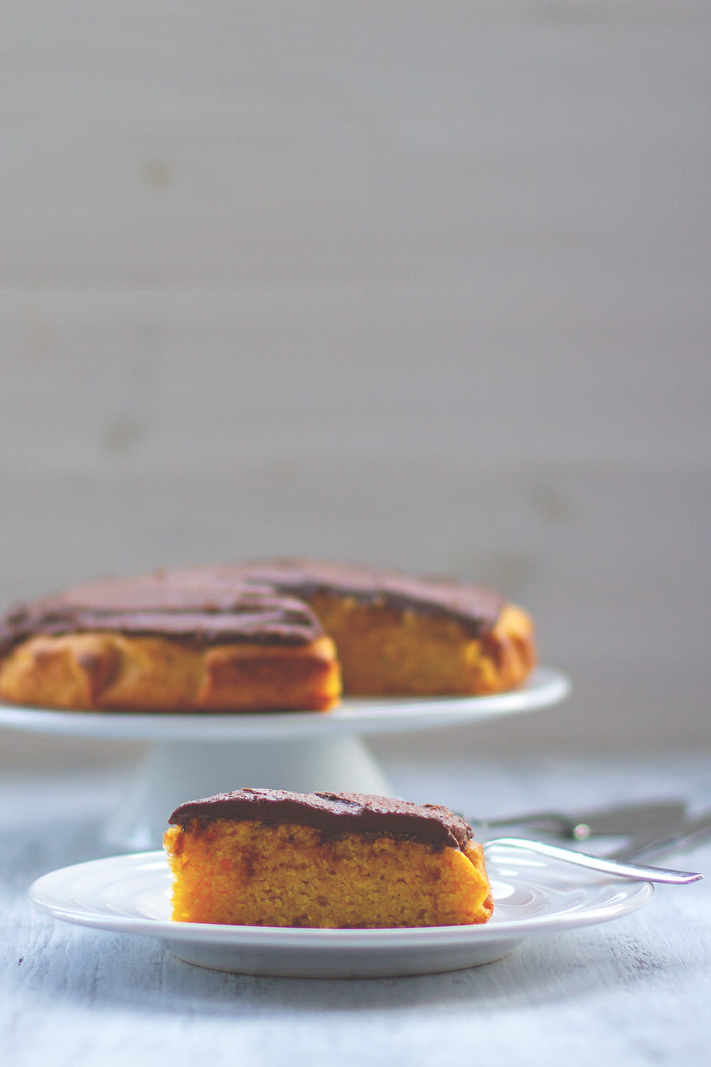 Saftiger Kürbiskuchen mit cremiger Schokoladen-Ganache | Butternut-Kuchen mit rohem Kürbis | moeyskitchen.com 