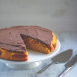 Saftiger Kürbiskuchen mit cremiger Schokoladen-Ganache | Butternut-Kuchen mit rohem Kürbis | moeyskitchen.com
