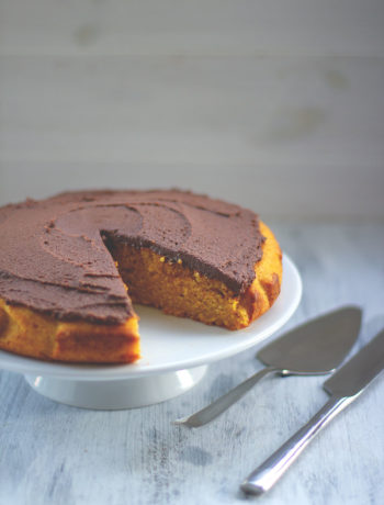 Saftiger Kürbiskuchen mit cremiger Schokoladen-Ganache | Butternut-Kuchen mit rohem Kürbis | moeyskitchen.com