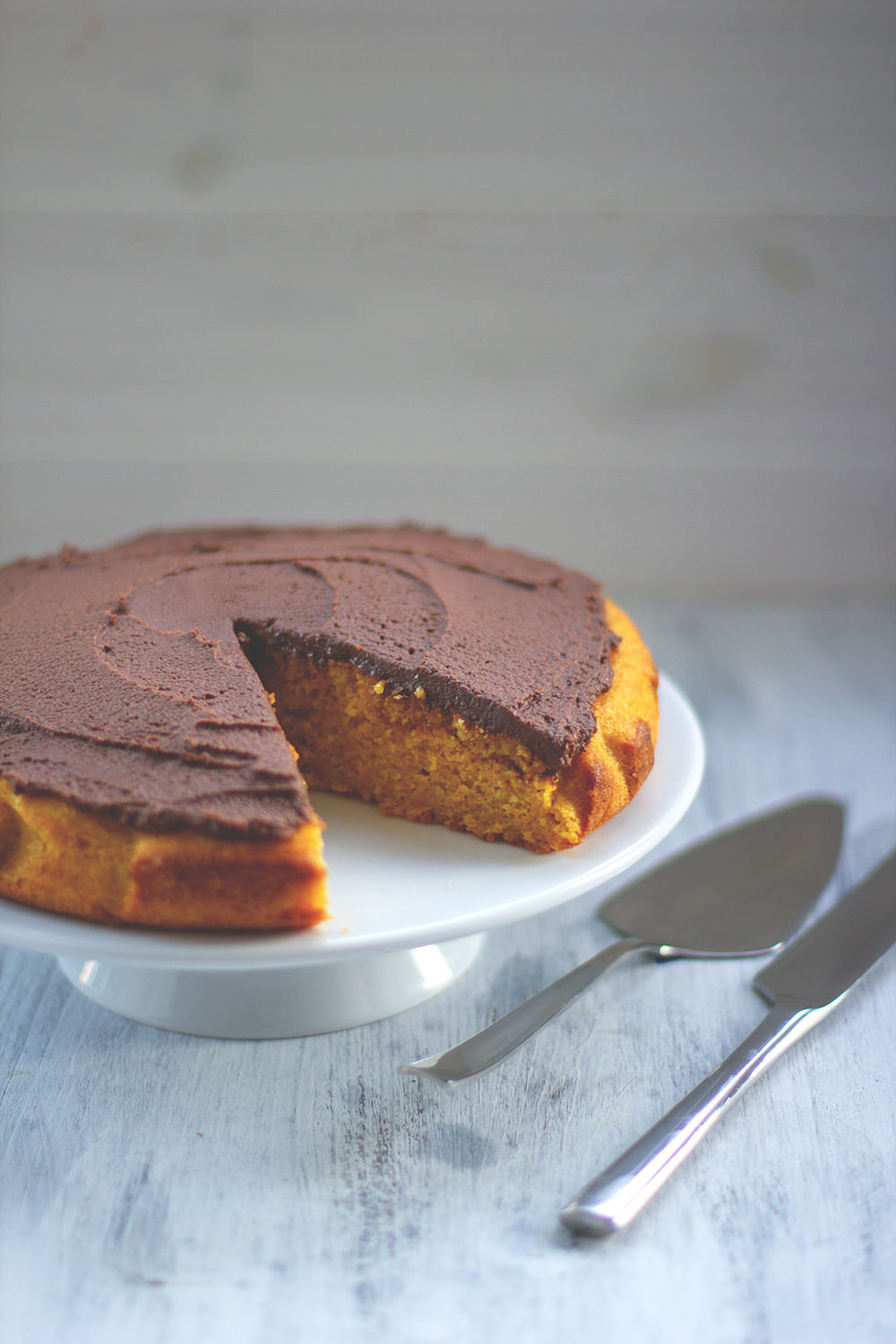 Saftiger Kürbiskuchen mit cremiger Schokoladen-Ganache | Butternut-Kuchen mit rohem Kürbis | moeyskitchen.com