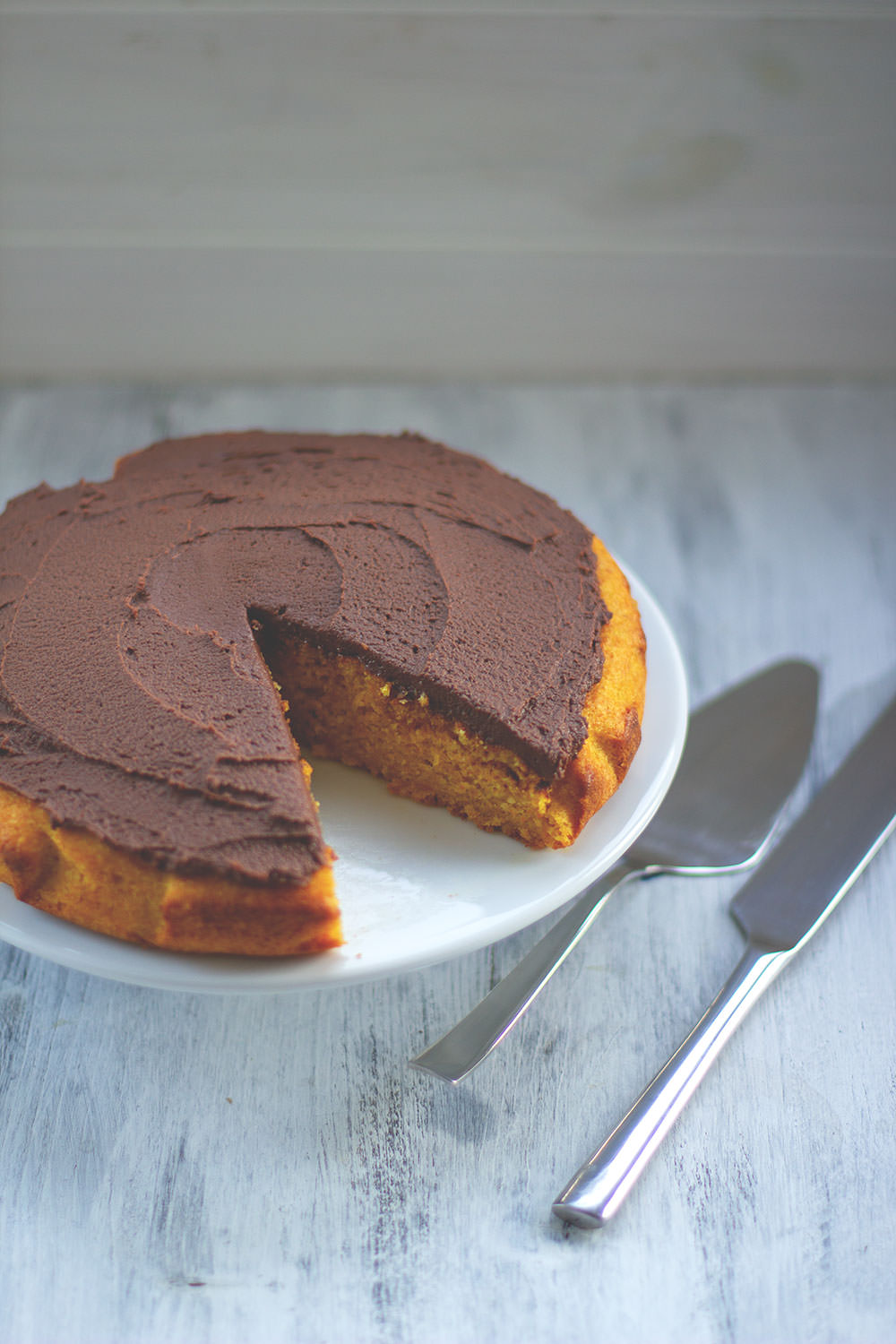 Saftiger Kürbiskuchen mit cremiger Schokoladen-Ganache | Butternut-Kuchen mit rohem Kürbis | moeyskitchen.com 