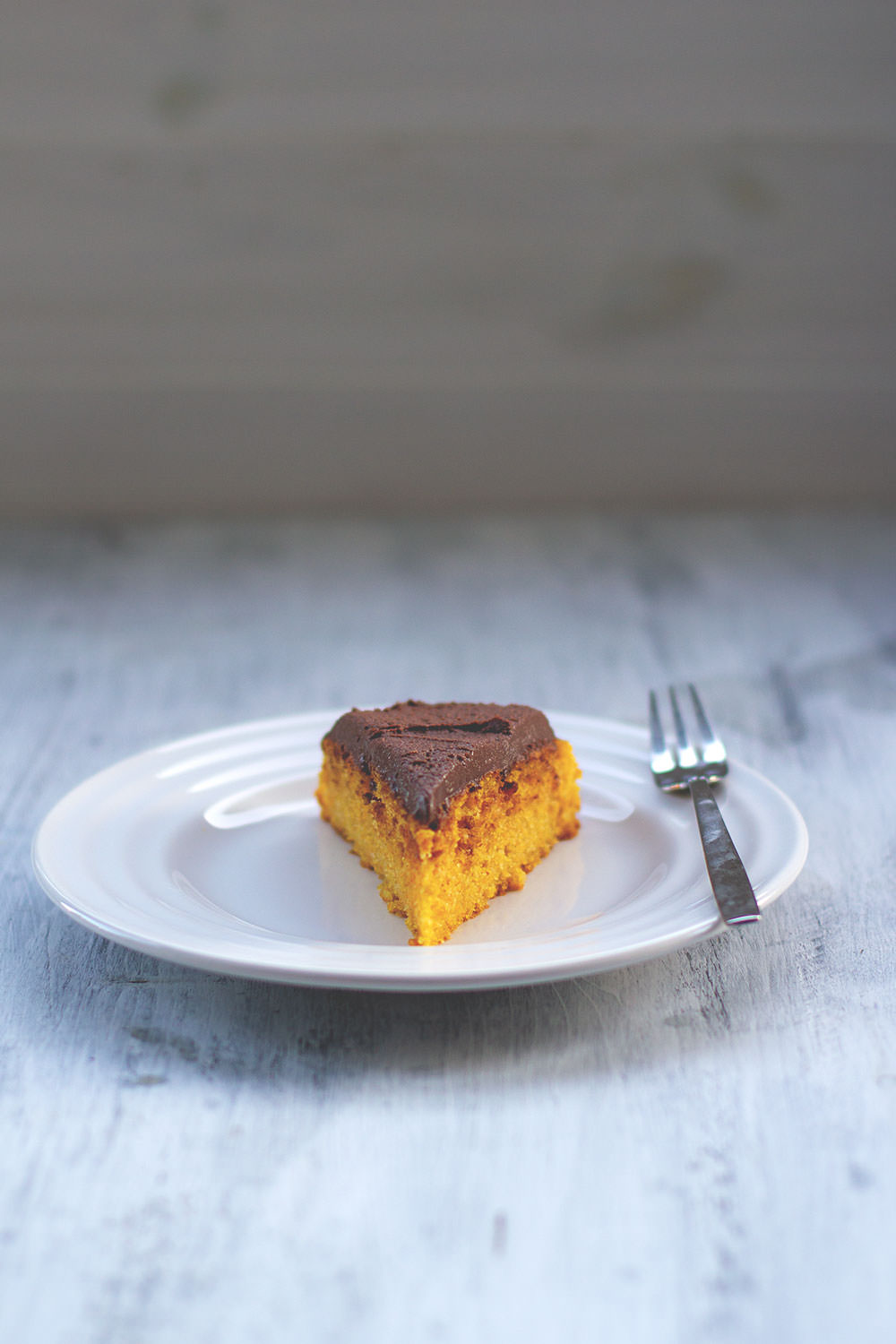 Saftiger Kürbiskuchen mit cremiger Schokoladen-Ganache | Butternut-Kuchen mit rohem Kürbis | moeyskitchen.com 