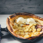 Rezept für Ofenpfannkuchen mit karamellisierter Banane | Dutch Baby Pancake zum Sonntagsfrühstück | moeyskitchen.com #pancake #pfannkuchen #ofenpfannkuchen #dutchbaby #dutchbabypancake #bananen #rezepte #foodblogger #frühstück