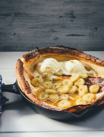 Rezept für Ofenpfannkuchen mit karamellisierter Banane | Dutch Baby Pancake zum Sonntagsfrühstück | moeyskitchen.com #pancake #pfannkuchen #ofenpfannkuchen #dutchbaby #dutchbabypancake #bananen #rezepte #foodblogger #frühstück