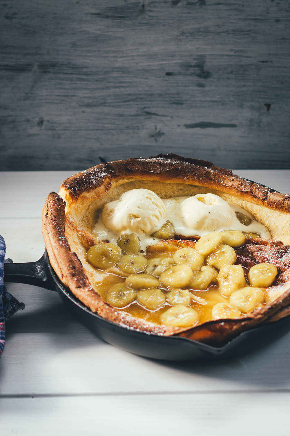 Rezept für Ofenpfannkuchen mit karamellisierter Banane | Dutch Baby Pancake zum Sonntagsfrühstück | moeyskitchen.com #pancake #pfannkuchen #ofenpfannkuchen #dutchbaby #dutchbabypancake #bananen #rezepte #foodblogger #frühstück