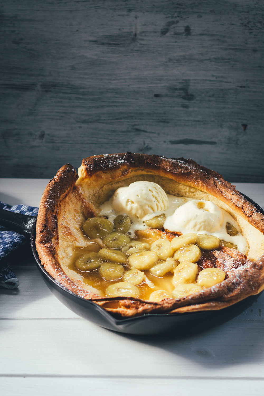 Rezept für Ofenpfannkuchen mit karamellisierter Banane | Dutch Baby Pancake zum Sonntagsfrühstück | moeyskitchen.com #pancake #pfannkuchen #ofenpfannkuchen #dutchbaby #dutchbabypancake #bananen #rezepte #foodblogger #frühstück