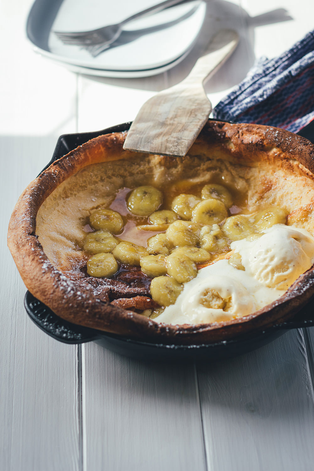 Rezept für Ofenpfannkuchen mit karamellisierter Banane | Dutch Baby Pancake zum Sonntagsfrühstück | moeyskitchen.com #pancake #pfannkuchen #ofenpfannkuchen #dutchbaby #dutchbabypancake #bananen #rezepte #foodblogger #frühstück