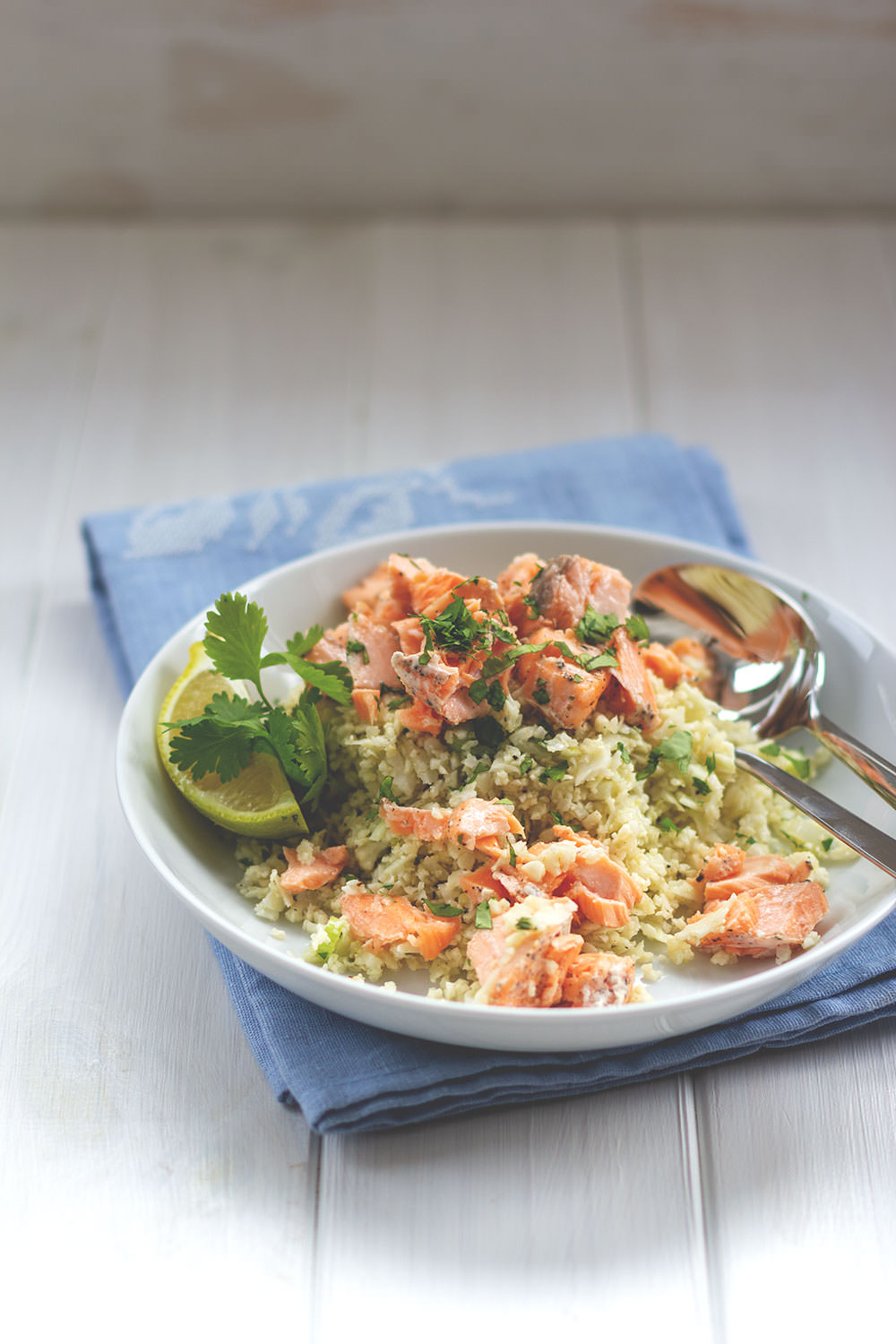 Rezept für lecker gebratenen Blumenkohl-Couscous mit Lachsfilet aus dem Ofen | low-carb "Couscous" aus frischem Blumenkohl | moeyskitchen.com #blumenkohl #blumenkohlcouscous #lowcarb #rezept #foodblog