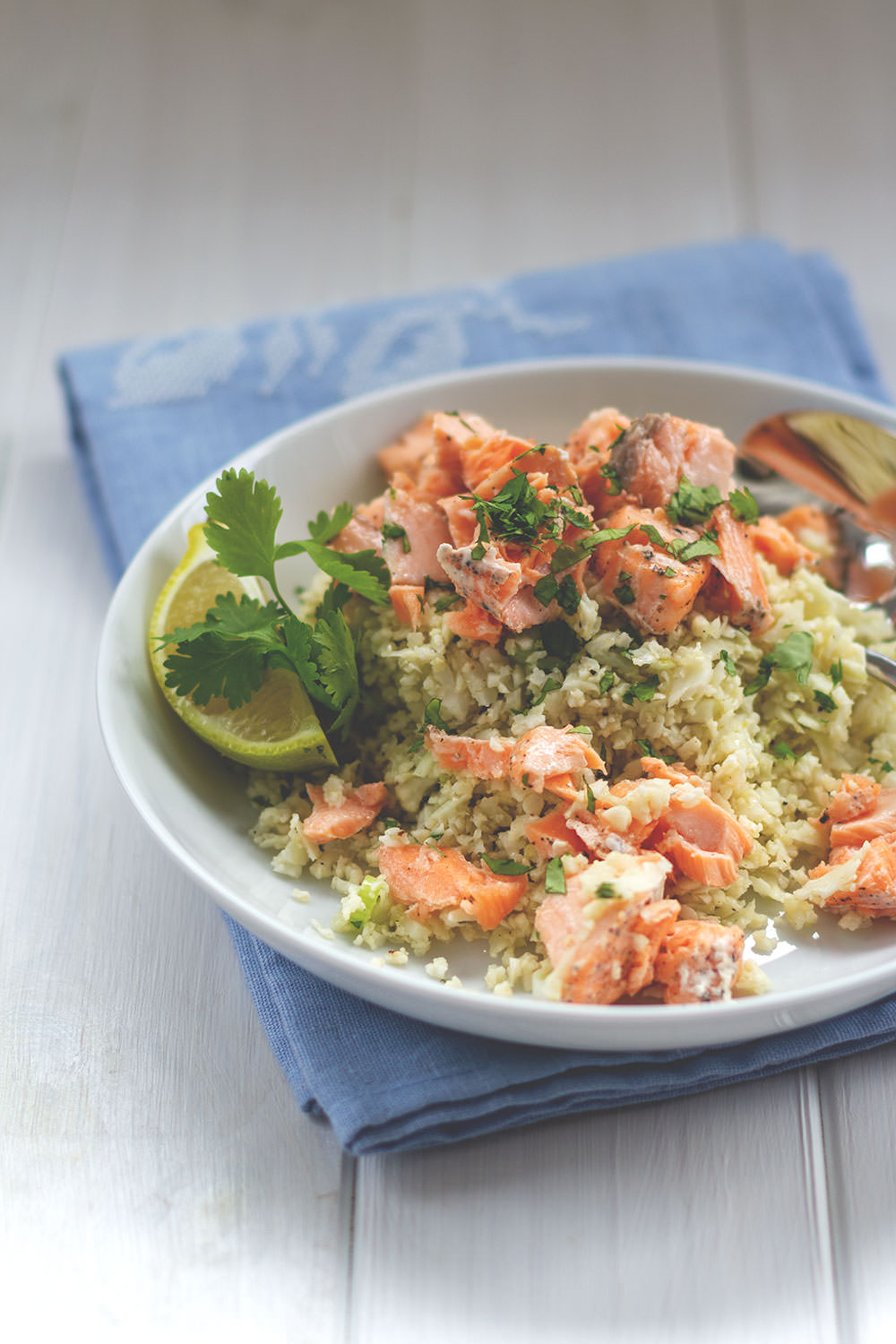 Rezept für lecker gebratenen Blumenkohl-Couscous mit Lachsfilet aus dem Ofen | low-carb "Couscous" aus frischem Blumenkohl | moeyskitchen.com #blumenkohl #blumenkohlcouscous #lowcarb #rezept #foodblog