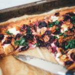 Rezept für knusprige Möhrentarte mit bunten Karotten, Ricottacreme und Kräuteröl | schnelle vegetarische Feierabendküche | moeyskitchen.com #tarte #feierabendküche #rezepte #foodblogger #möhren #karotten #schnelleküche #schnellerezepte