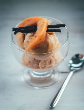 Rezept für cremiges Quittensorbet mit Vanille und Honig | aus der Eismaschine | moeyskitchen.com #sorbet #quitten #quittensorbet #eis #eismaschine #vanille #honig #foodblogger #rezepte
