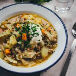 Topshot von einem Teller mit Weißkohl-Eintopf mit Lammhack, Kartoffeln und Möhren | moeyskitchen.com