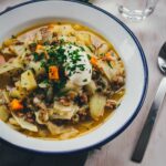 Weißkohl-Eintopf serviert in einer Schale | moeyskitchen.com
