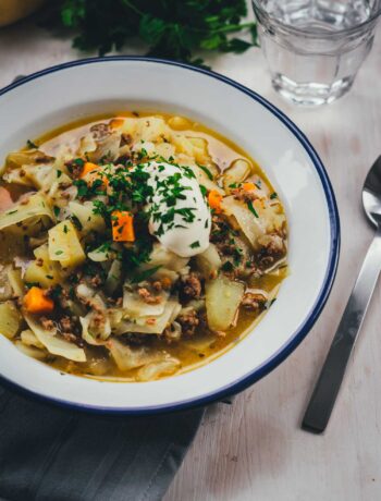 Weißkohl-Eintopf serviert in einer Schale | moeyskitchen.com