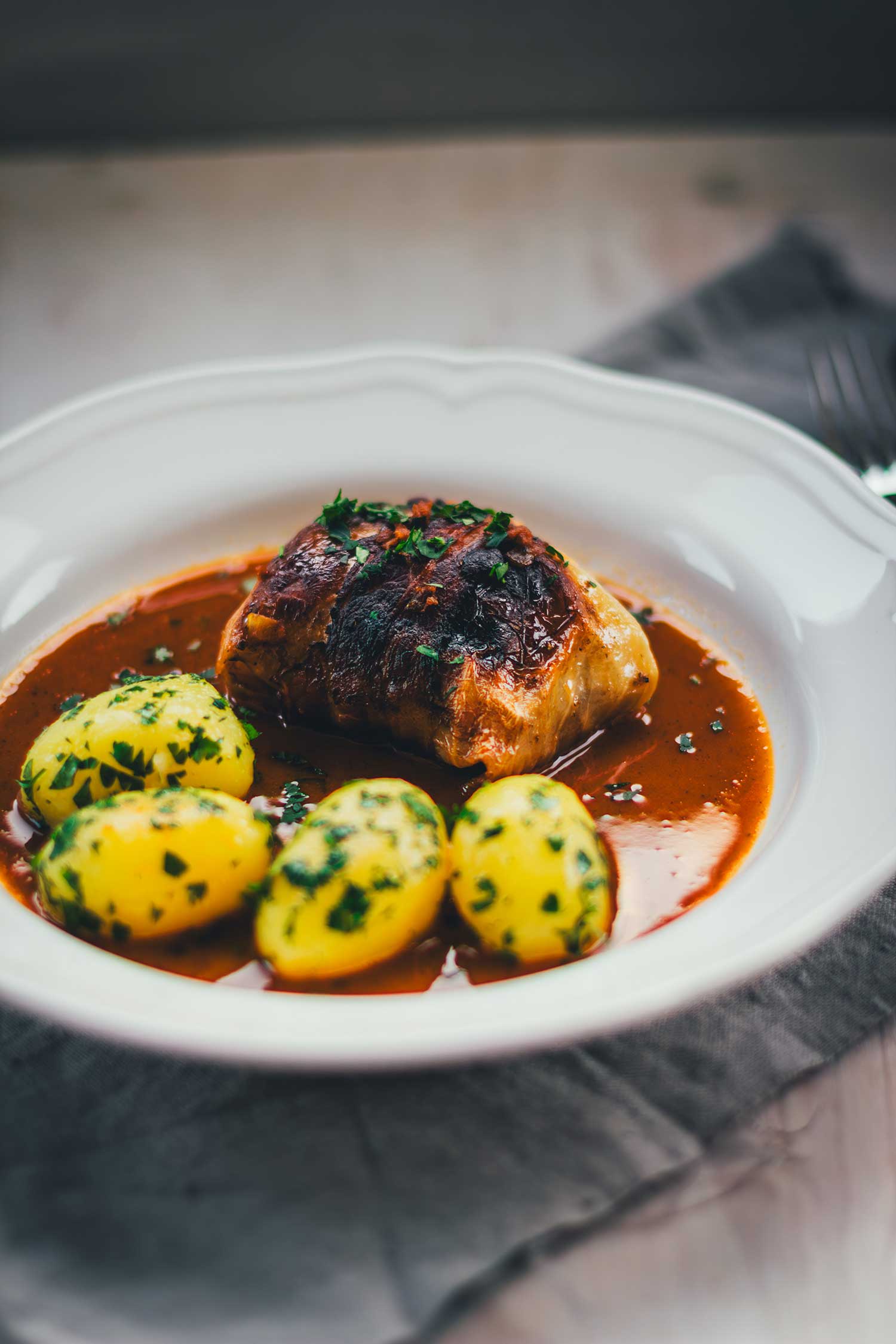 Kohlrouladen mit Fleischfüllung und Petersilienkartoffeln in brauner Sauce