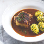 Rezept für klassische Kohlrouladen mit Fleischfüllung und Petersilienkartoffeln | moeyskitchen.com