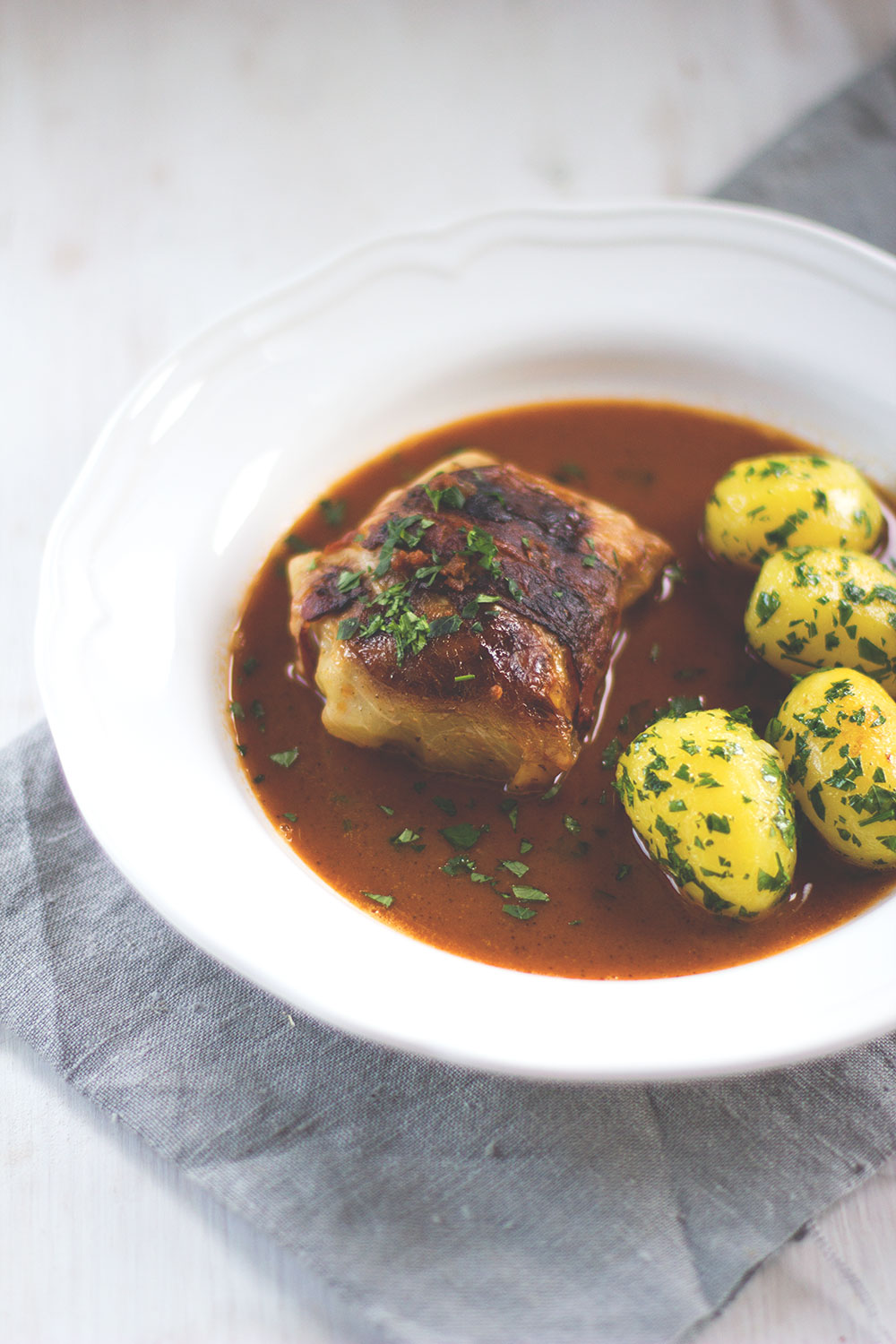 Rezept für klassische Kohlrouladen mit Fleischfüllung und Petersilienkartoffeln | moeyskitchen.com