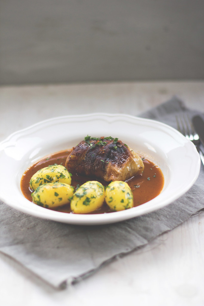 Die Mädchenküche kocht zusammen #4: Kohlrouladen! Rezept für klassische Kohlrouladen mit Fleischfüllung und Petersilienkartoffeln Die Mädchenküche kocht zusammen #4: Kohlrouladen! Rezept für klassische Kohlrouladen mit Fleischfüllung und Petersilienkartoffeln