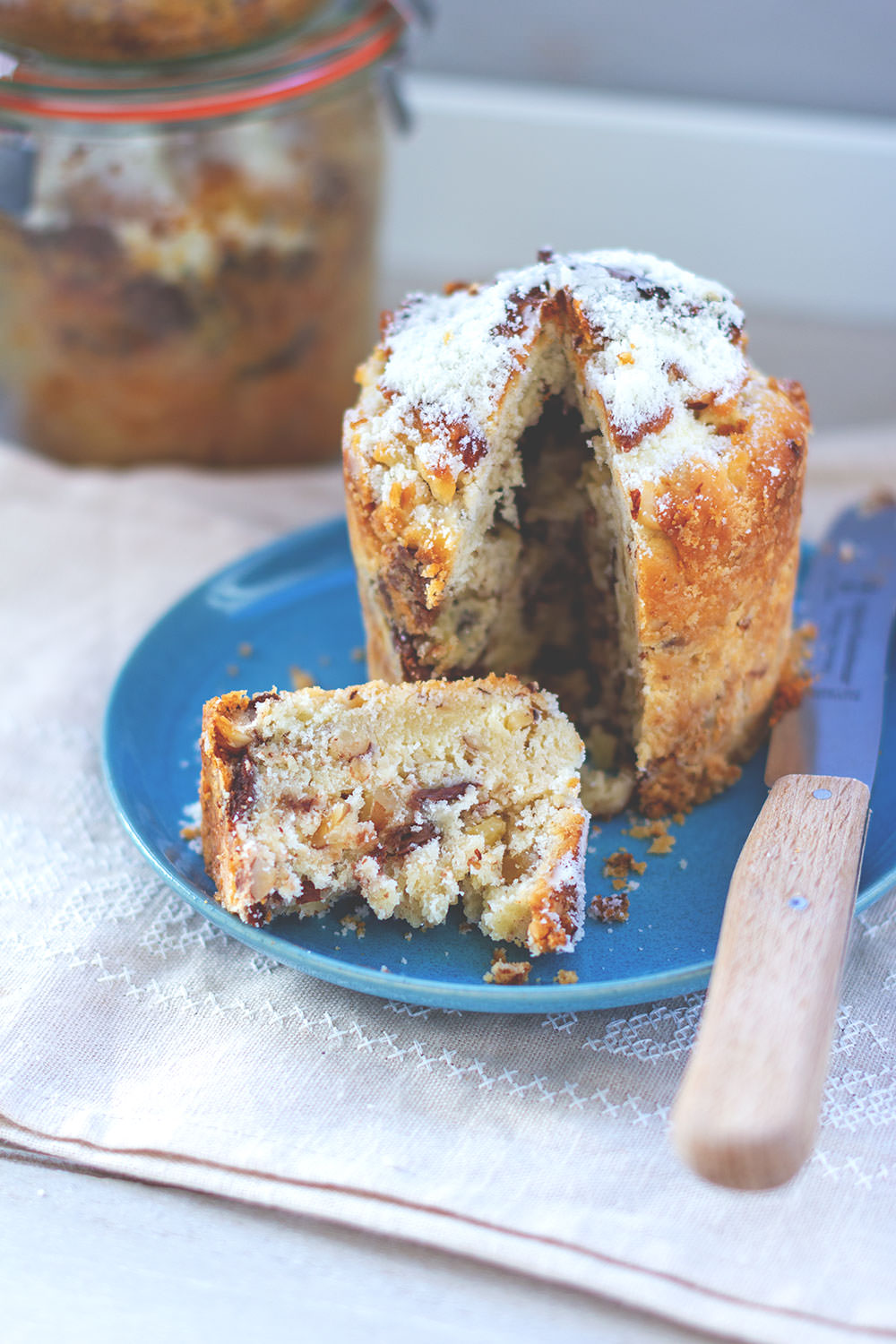 Nougatstollen im Glas | Saftiger Butter-Hefe-Stollen mit Nussnougat und gerösteten Haselnüssen | im Glas gebacken ein tolles Geschenk aus der Küche | moeyskitchen.com #stollen #nougatstollen #kuchenimglas #weihnachten #advent #rezepte #foodblog