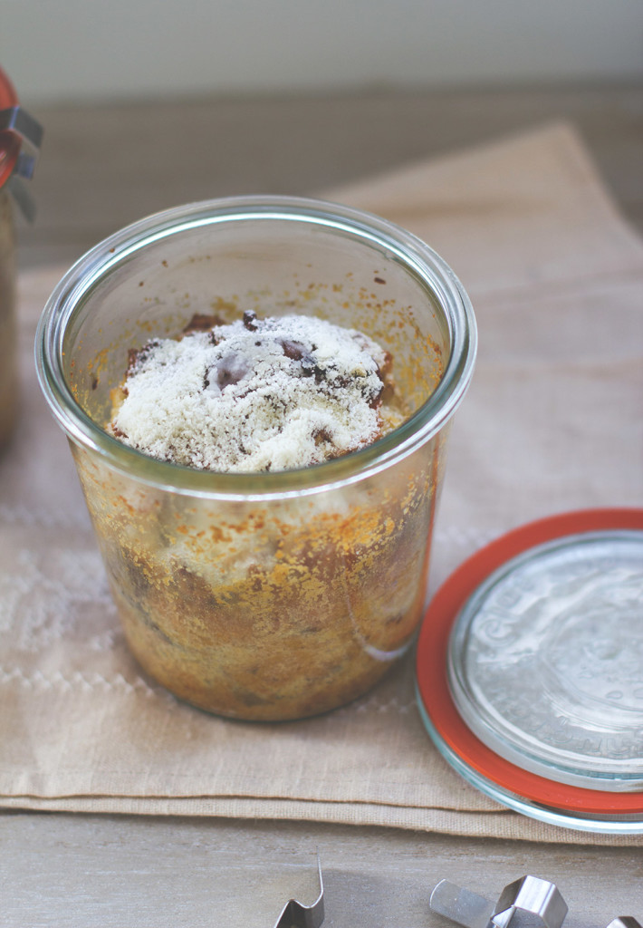 Weihnachtsgeschenke aus der Küche: Rezept für Hefe-Butter-Stollen mit gerösteten Haselnüssen und Nougat im Glas Weihnachtsgeschenke aus der Küche: Rezept für Hefe-Butter-Stollen mit gerösteten Haselnüssen und Nougat im Glas