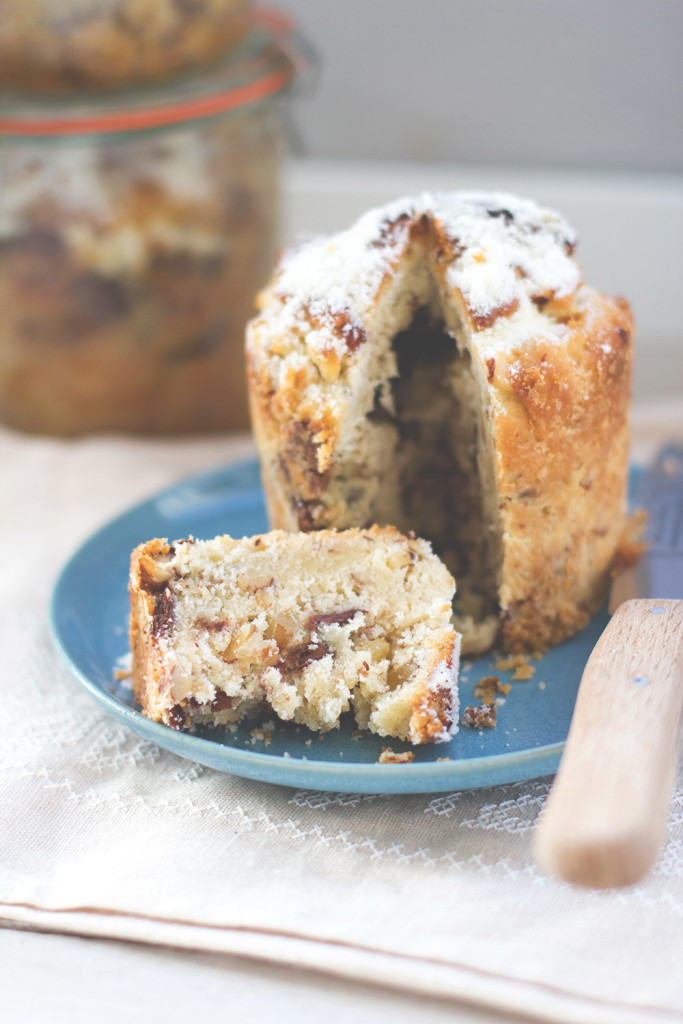 Weihnachtsgeschenke aus der Küche: Rezept für Hefe-Butter-Stollen mit gerösteten Haselnüssen und Nougat im Glas Weihnachtsgeschenke aus der Küche: Rezept für Hefe-Butter-Stollen mit gerösteten Haselnüssen und Nougat im Glas