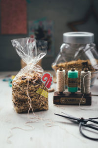 Rezept für X-mas Granola | leckeres weihnachtliches Knuspermüsli | mit Verpackungstipps für das Weihnachtsmüsli | moeyskitchen.com #granola #knuspermüsli #müsli #weihnachten #weihnachtsgeschenk #geschenkidee #geschenkeausderküche #foodblogger #rezepte
