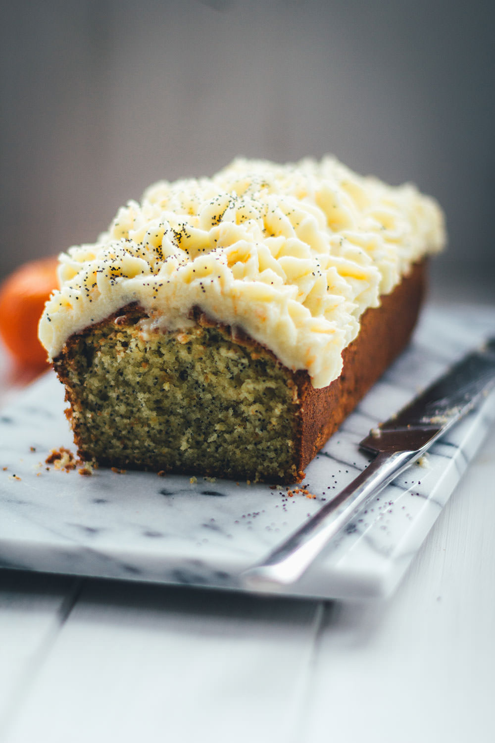 Rezept für saftigen Clementinen-Kuchen mit Mohn und Crème fraîche Frosting | moeyskitchen.com #kuchen #kuchenbacken #clementinen #mohnkuchen #clementinenkuchen #rezepte #foodblogger #backen #backrezept