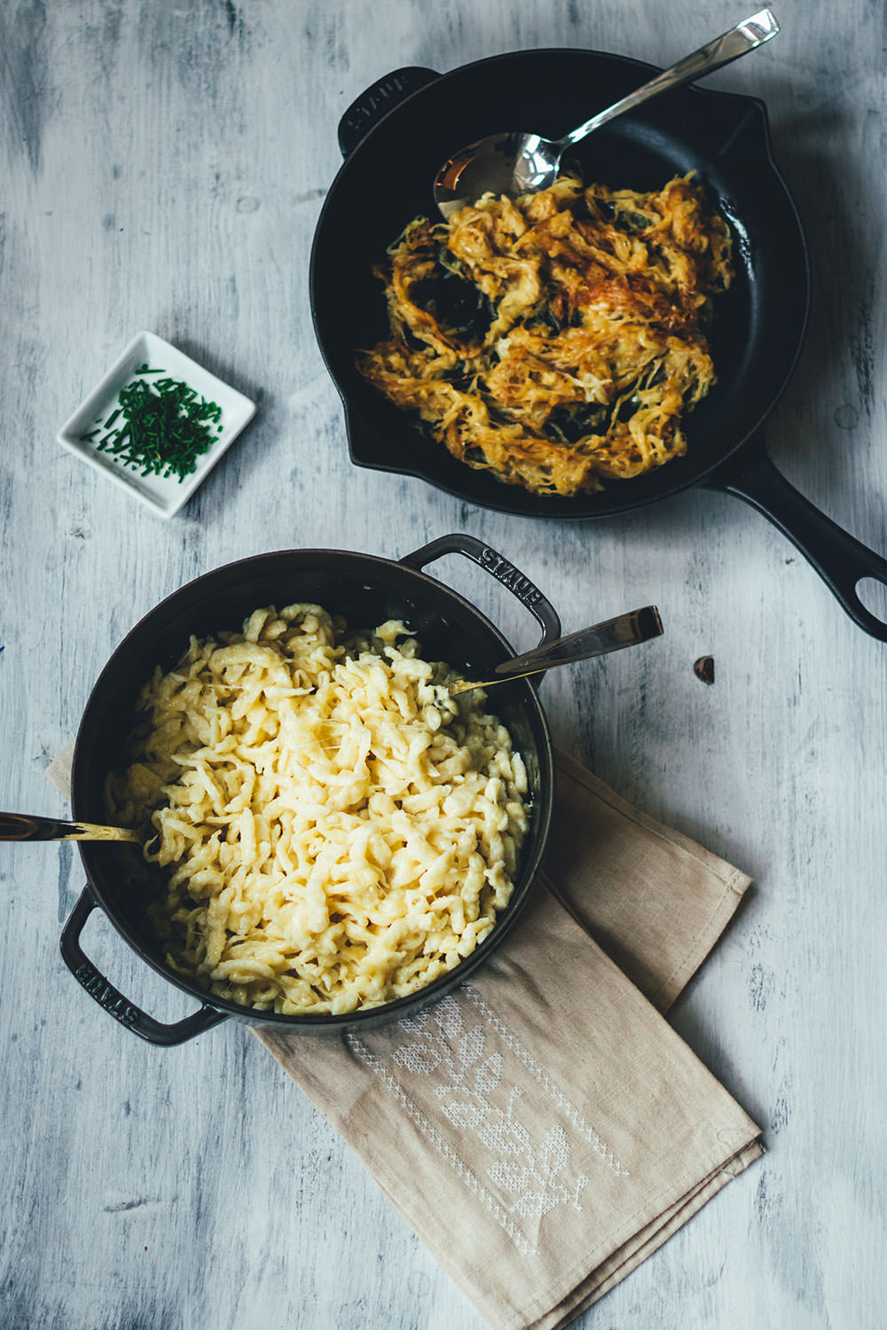 Käsespätzle mit geschmorten Zwiebeln sind für mich DAS Soul Food in Herbst und Winter. Wenn es draußen kalt und ungemütlich wird, geht doch nichts über frische Spätzle, würzigen Käse und Schmorzwiebeln. Meine vegetarischen Chäschnöpfli bereite ich auf Schweizer Art mit Emmentaler zu. Mit österreichischem Bergkäse schmecken sie als Kasspatzn oder Kasspatzln wie in einer Berghütte in Tirol | moeyskitchen.com