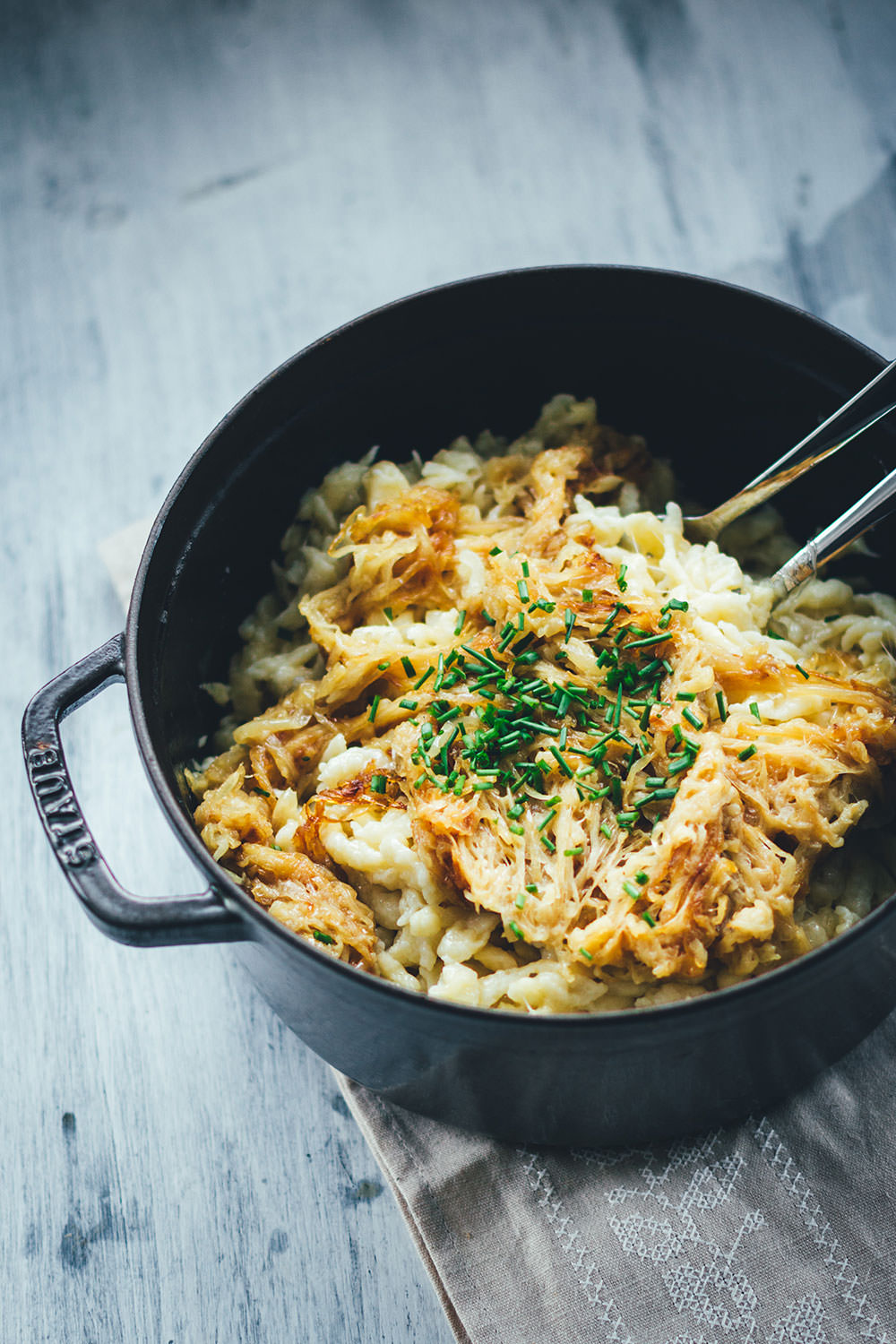 Käsespätzle mit geschmorten Zwiebeln sind für mich DAS Soul Food in Herbst und Winter. Wenn es draußen kalt und ungemütlich wird, geht doch nichts über frische Spätzle, würzigen Käse und Schmorzwiebeln. Meine vegetarischen Chäschnöpfli bereite ich auf Schweizer Art mit Emmentaler zu. Mit österreichischem Bergkäse schmecken sie als Kasspatzn oder Kasspatzln wie in einer Berghütte in Tirol | moeyskitchen.com