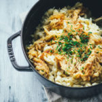 Käsespätzle mit geschmorten Zwiebeln sind für mich DAS Soul Food in Herbst und Winter. Wenn es draußen kalt und ungemütlich wird, geht doch nichts über frische Spätzle, würzigen Käse und Schmorzwiebeln. Meine vegetarischen Chäschnöpfli bereite ich auf Schweizer Art mit Emmentaler zu. Mit österreichischem Bergkäse schmecken sie als Kasspatzn oder Kasspatzln wie in einer Berghütte in Tirol | moeyskitchen.com