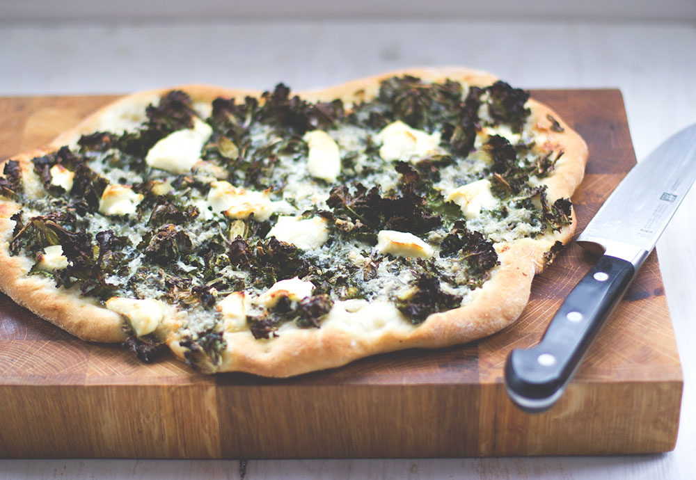 Knusprige Winterpizza mit Kohlröschen, Mascarpone und Gorgonzola Knusprige Winterpizza mit Kohlröschen, Mascarpone und Gorgonzola