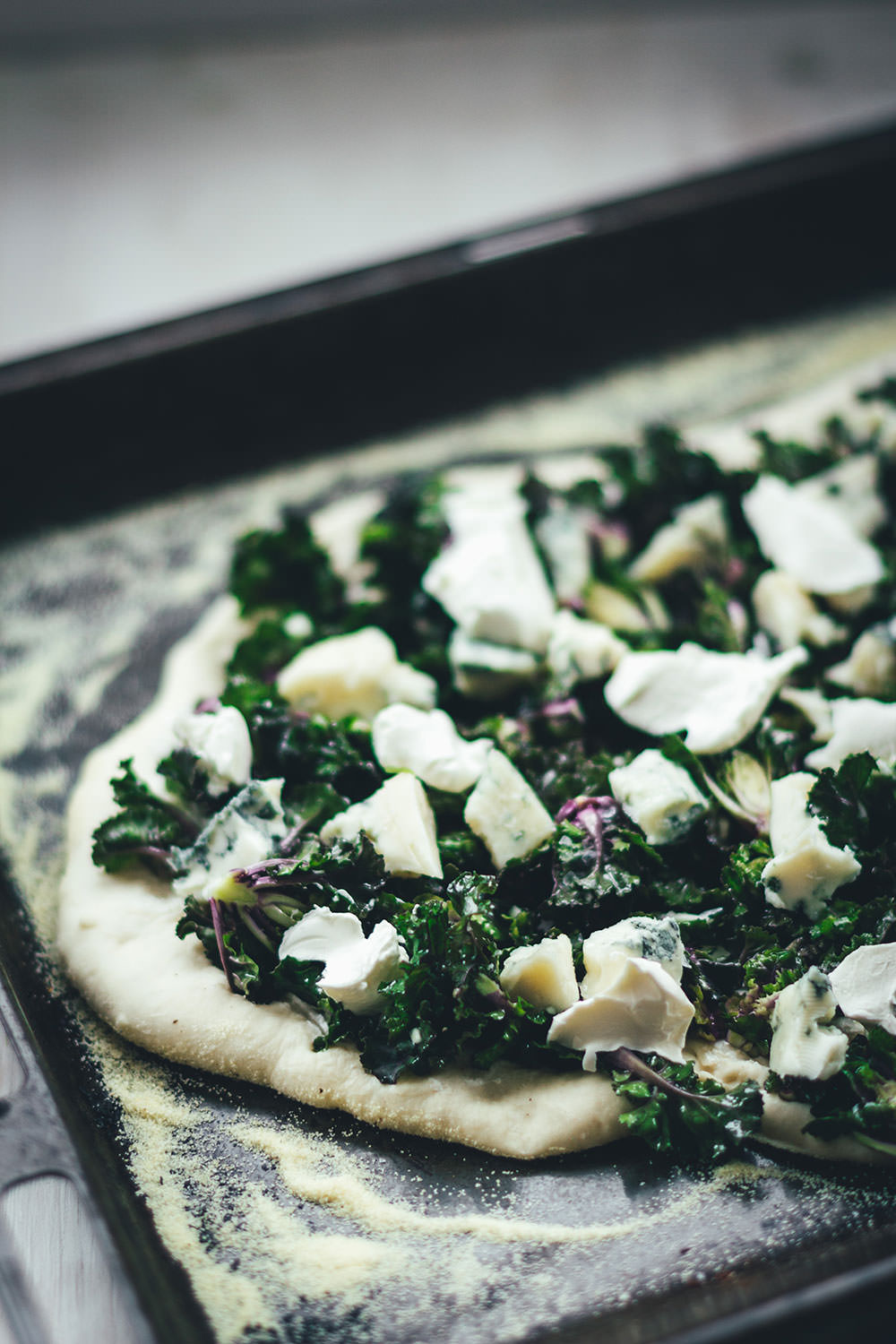 Rezept für knusprige Winterpizza mit Kohlröschen (Flower Sprouts), Mozzarella und Gorgonzola | moeyskitchen.com #pizza #pizzarezept #winterrezept #winterpizza #rezepte #flowersprouts #vegetarisch #veggie #foodblogger