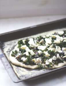 Rezept für knusprige Winterpizza mit Kohlröschen (Flower Sprouts), Mozzarella und Gorgonzola | moeyskitchen.com