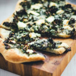 Rezept für knusprige Winterpizza mit Kohlröschen (Flower Sprouts), Mozzarella und Gorgonzola | moeyskitchen.com #pizza #pizzarezept #winterrezept #winterpizza #rezepte #flowersprouts #vegetarisch #veggie #foodblogger