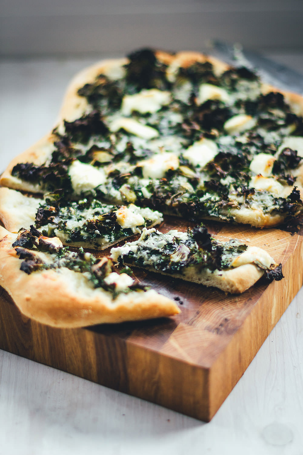 Rezept für knusprige Winterpizza mit Kohlröschen (Flower Sprouts), Mozzarella und Gorgonzola | moeyskitchen.com #pizza #pizzarezept #winterrezept #winterpizza #rezepte #flowersprouts #vegetarisch #veggie #foodblogger