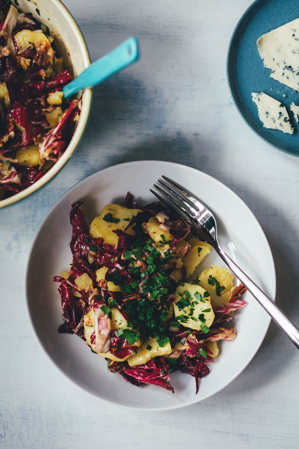 Rezept für Winter-Kartoffelsalat mit Radicchio, Pekannüssen und Gorgonzola | moeyskitchen.com #kartoffelsalat #winterkartoffelsalat #wintersalat #salat #winter #foodblogger #rezepte