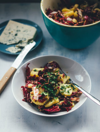 Rezept für Winter-Kartoffelsalat mit Radicchio, Pekannüssen und Gorgonzola | moeyskitchen.com #kartoffelsalat #winterkartoffelsalat #wintersalat #salat #winter #foodblogger #rezepte